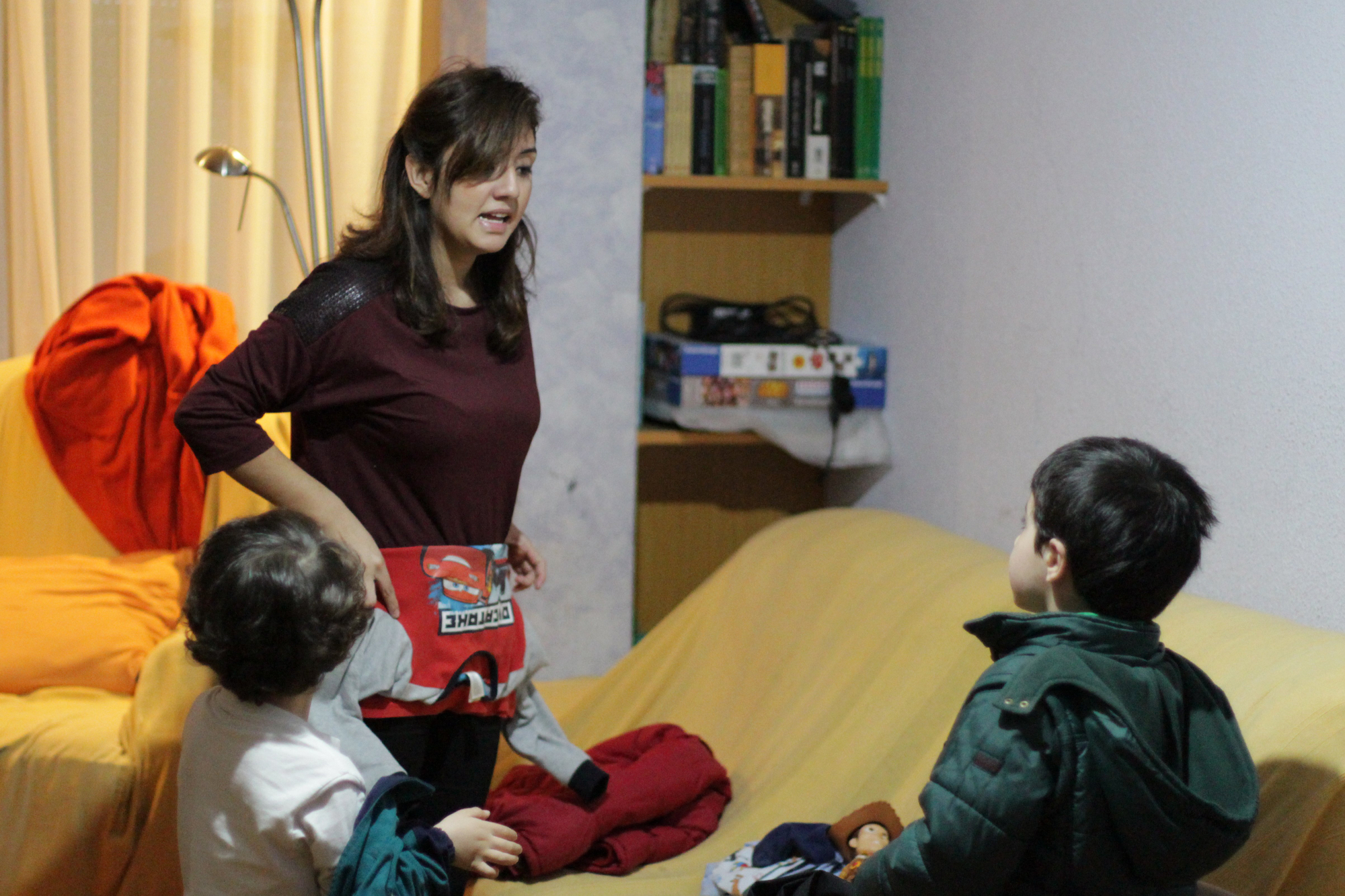 Por las mañanas Yuly prepara a los niños para ir al colegio.